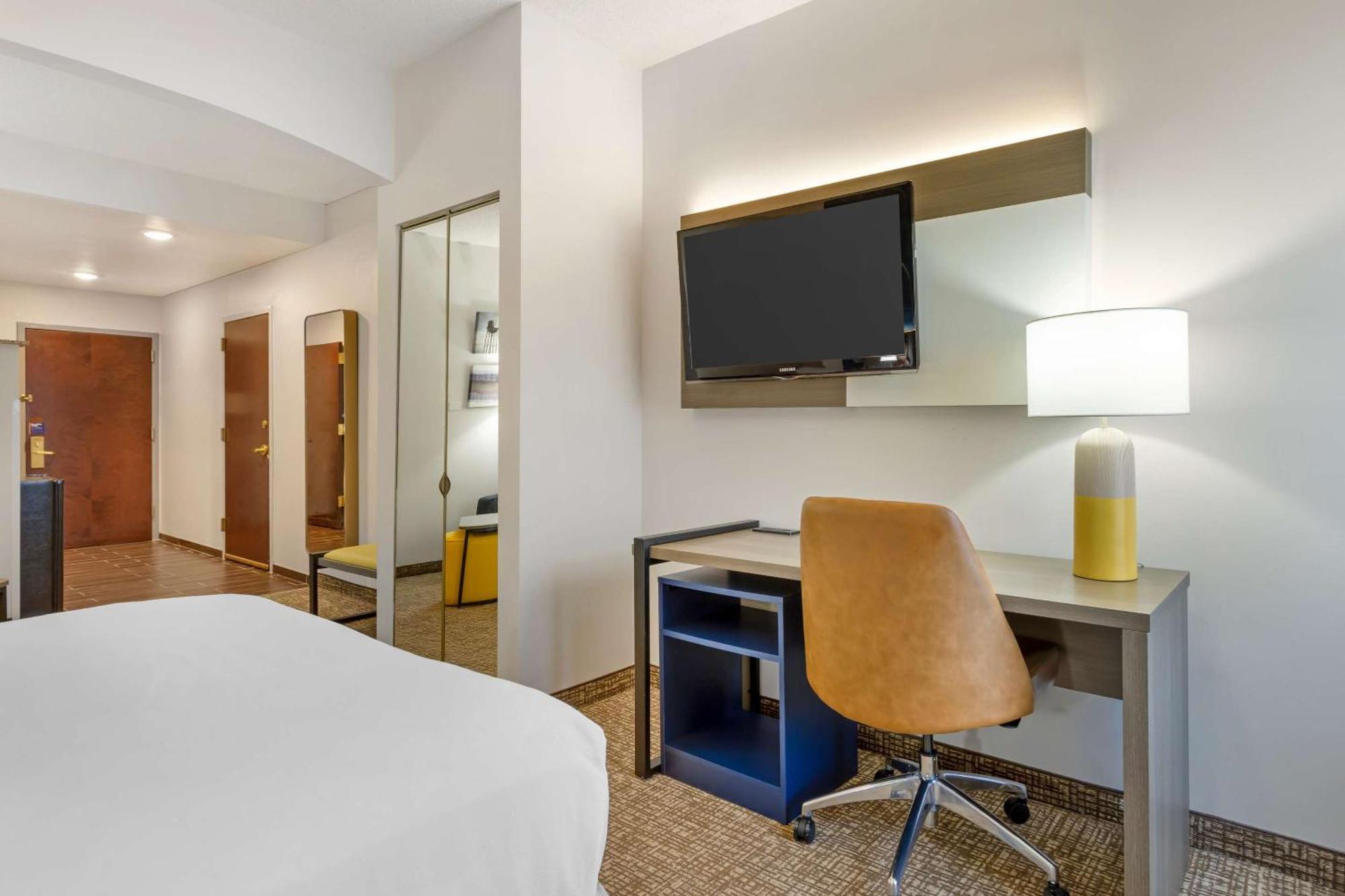 Comfort Suites East Brunswick - South River Zewnętrze zdjęcie